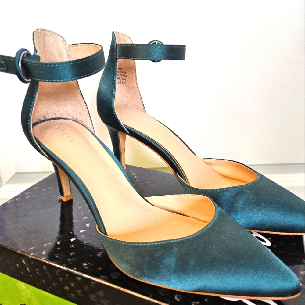 Beautiful satin like green pumps